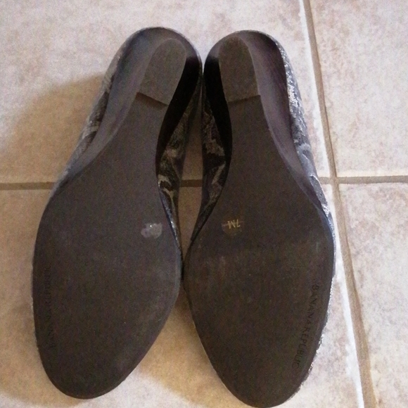 **SALE*** BANANA REPUBLIC Leather Snake Wedges 7 - Picture 3 of 4